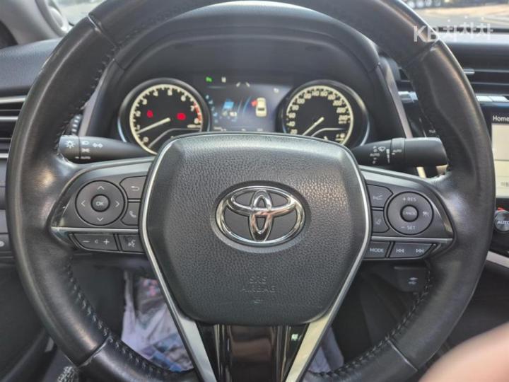 Toyota Camry XV70 2.5 Base Type 8