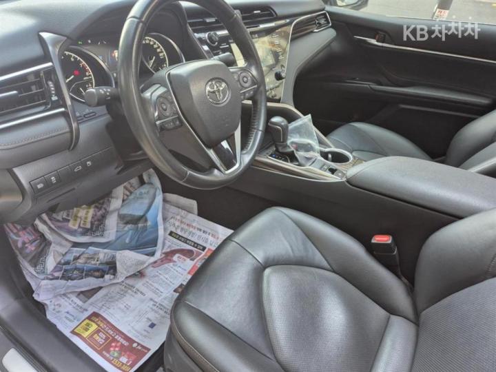 Toyota Camry XV70 2.5 Base Type 9