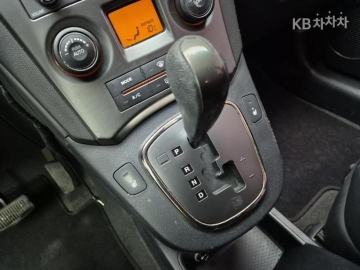 Kia Carens New 2.0 LPI GLX Top Model 9