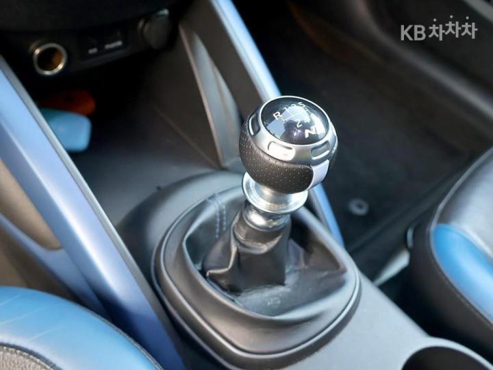 Hyundai Veloster Turbo GDi Extreme Blue Package 8