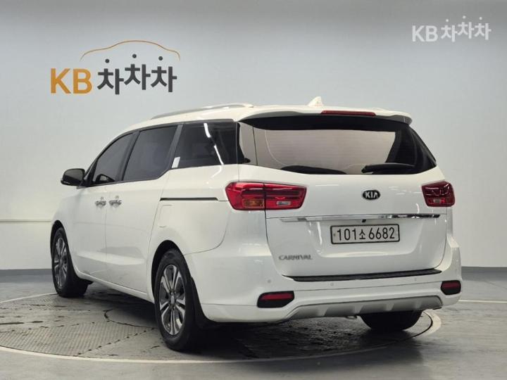 Kia Carnival The New 9 Seater 2.2 Diesel Luxury — фото 2