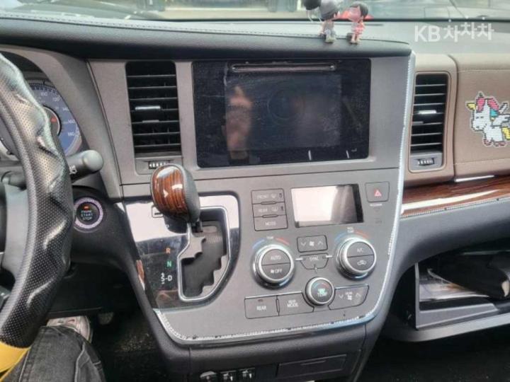 Toyota Sienna 3.5 AWD A/ T 9