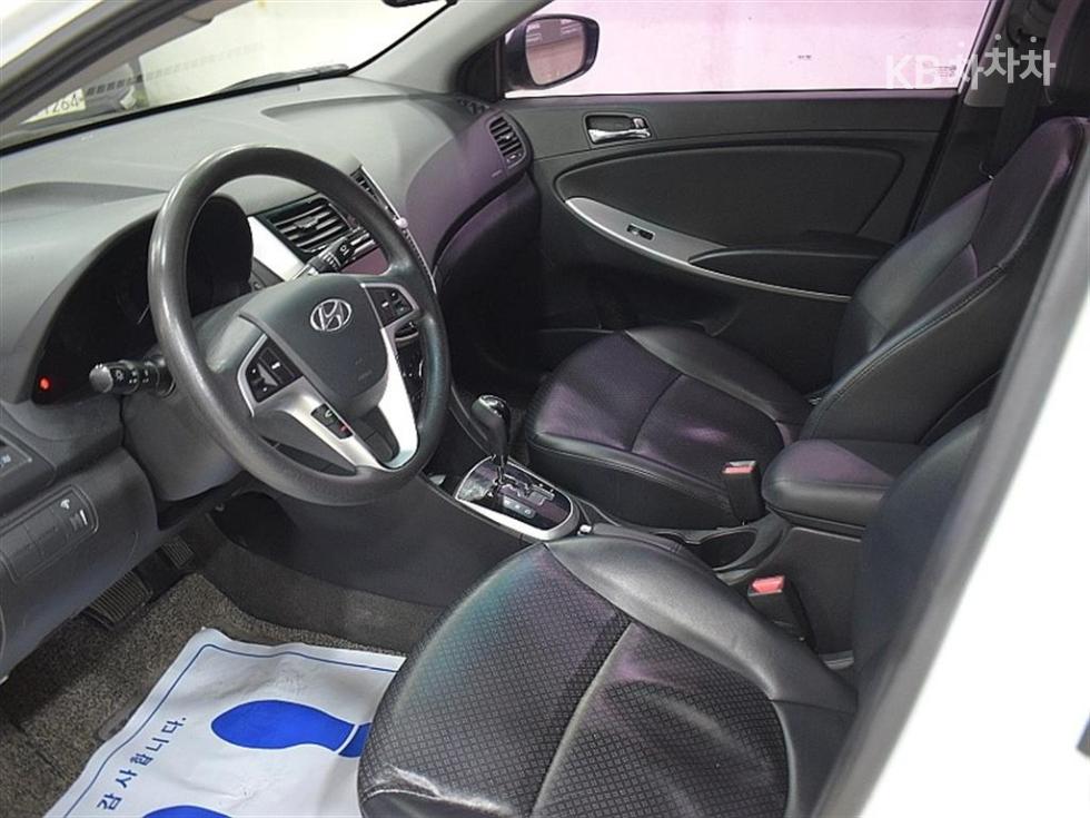 2012 - hyundai accent