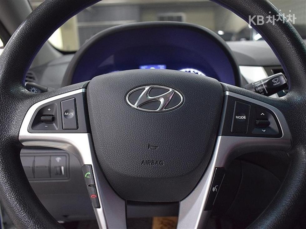 2012 - hyundai accent