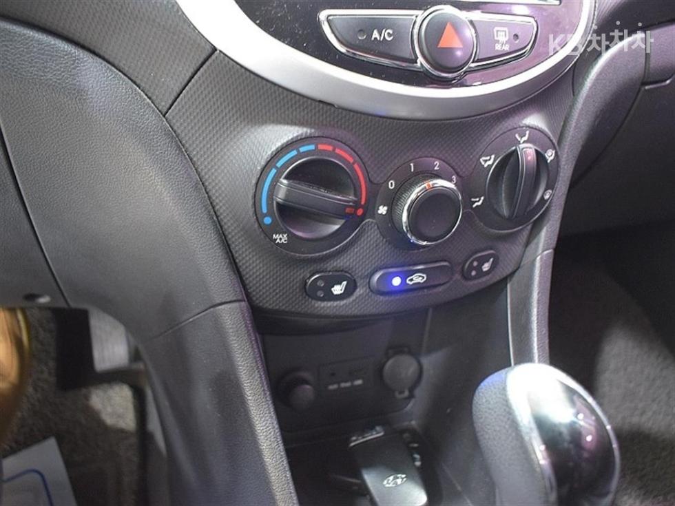2012 - hyundai accent