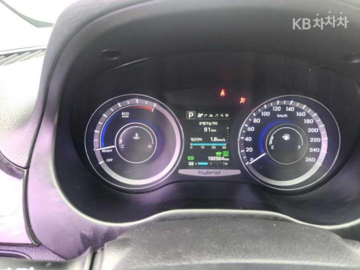 Hyundai Grandeur Hybrid Premium 10