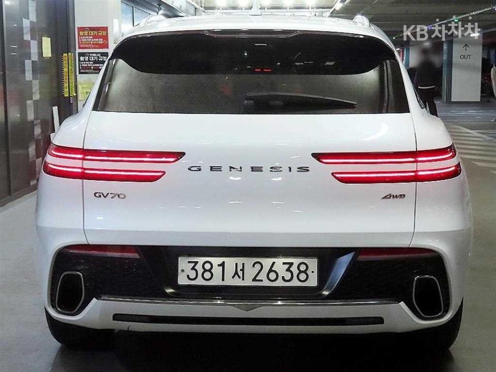 2023 Genesis GV70 photo