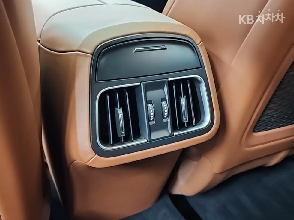 Maserati Levante — miniaturë 13