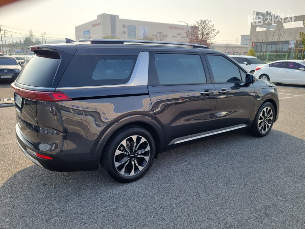 2023 - kia carnival