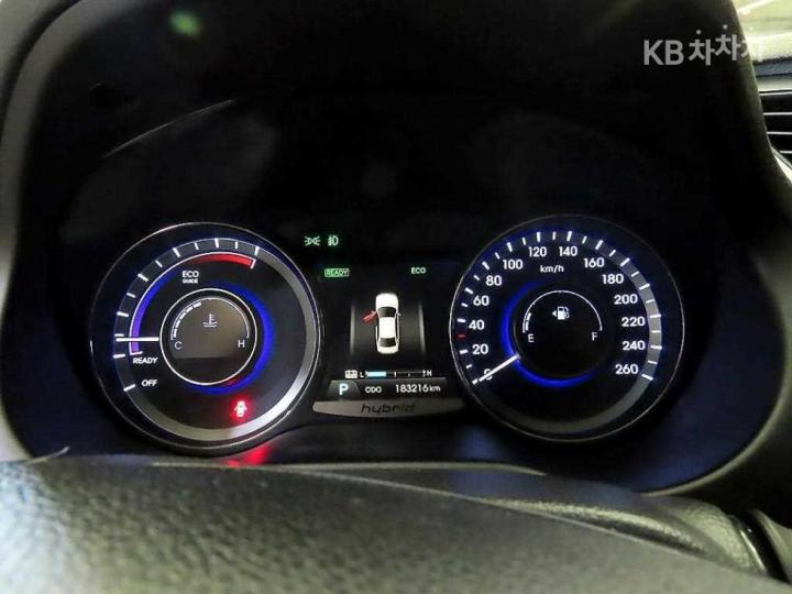 Hyundai Grandeur Hybrid Premium 10