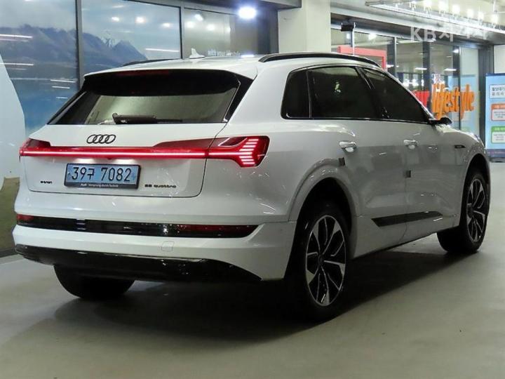Audi e-tron 55 quattro Base Type 5