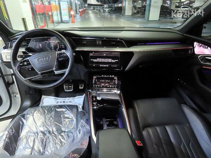 Audi e-tron 55 quattro Base Type 7