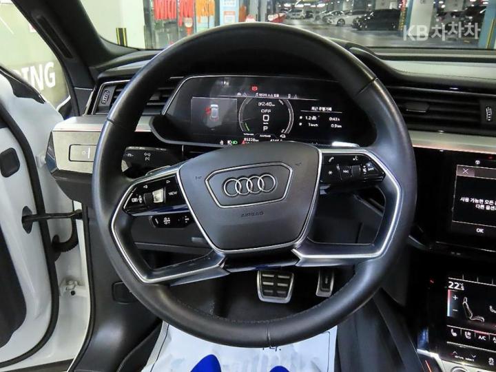 Audi e-tron 55 quattro Base Type 8
