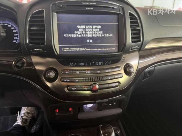 KG Mobility (Ssangyong) Chairman New W CW600 Prestige 7