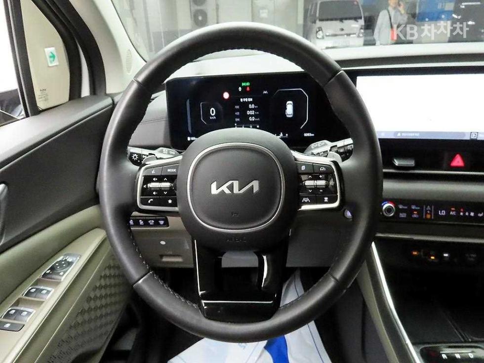 2024 Kia 4 photo