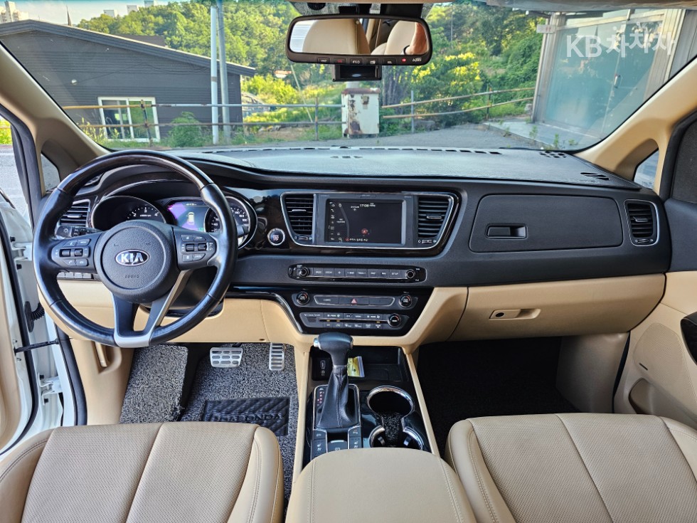 Kia Carnival — miniaturë 15