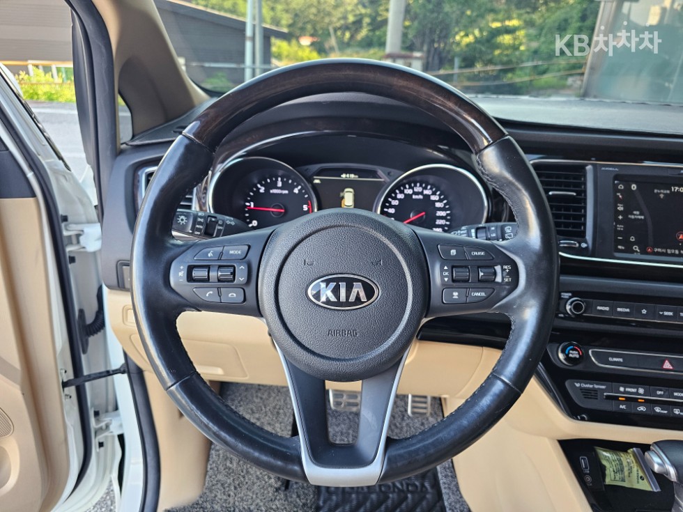 Kia Carnival — miniaturë 18