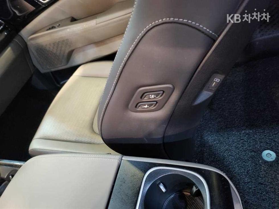 2024 Kia 4 photo