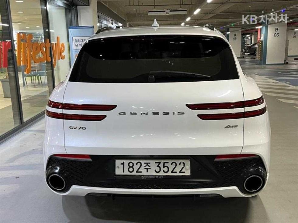 2023 Genesis GV70 photo