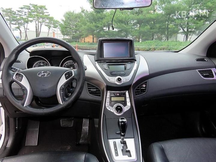 Hyundai Avante MD M16 GDi LUXURY 8