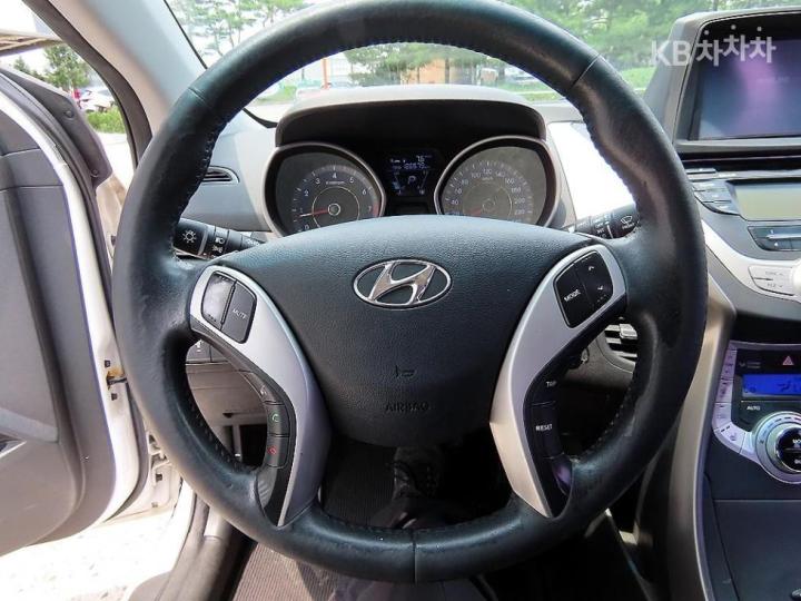 Hyundai Avante MD M16 GDi LUXURY 9