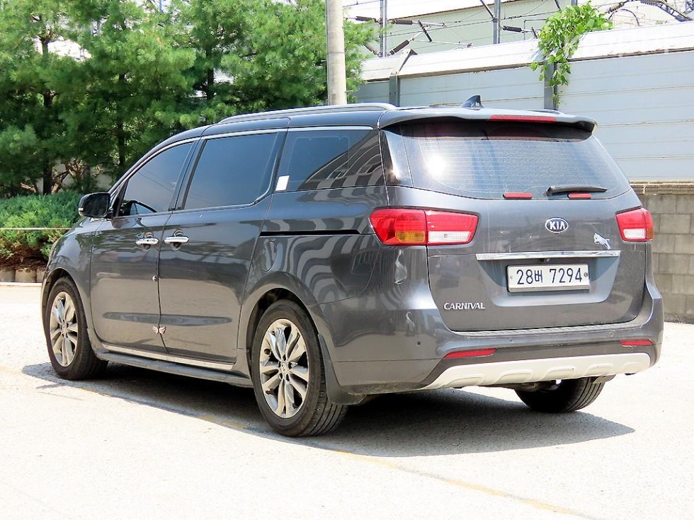 Kia Carnival — miniaturë 3