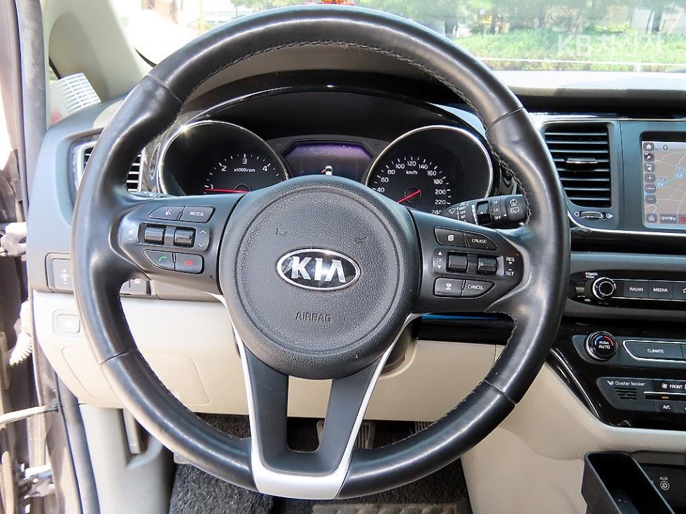 Kia Carnival — miniaturë 8