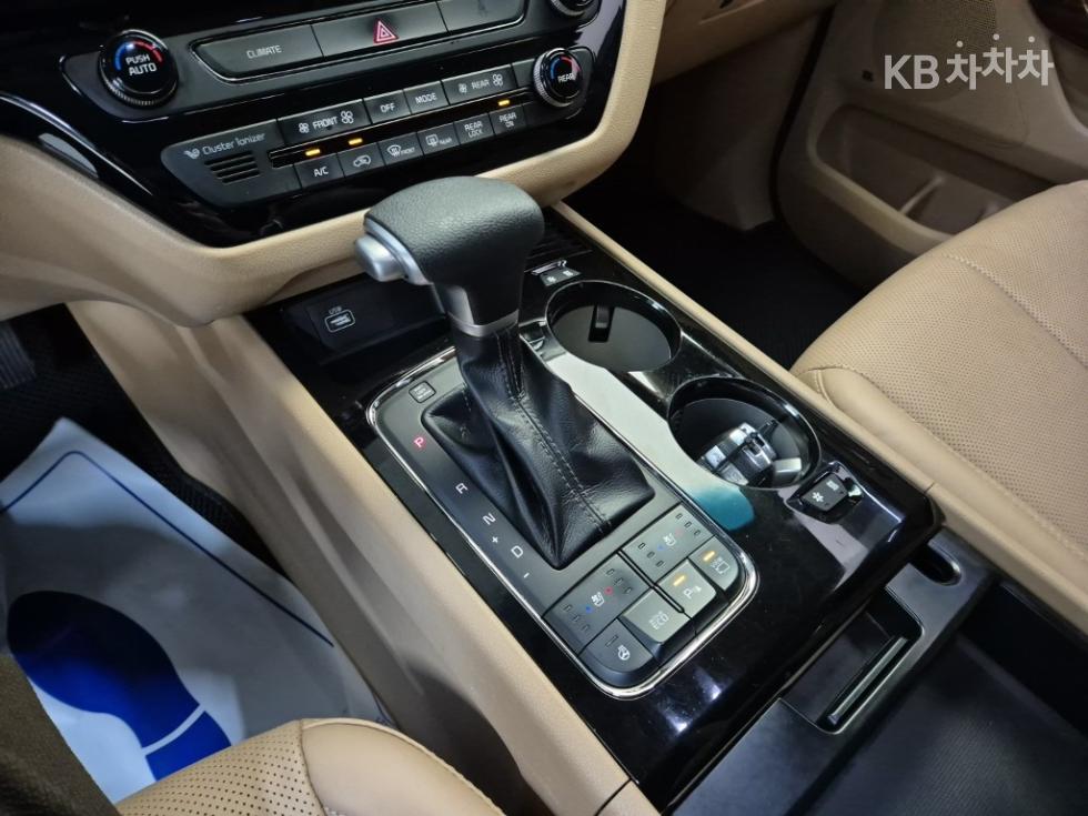 Kia Carnival — miniaturë 8