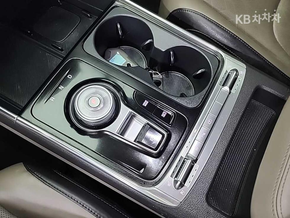 2023 Kia 4 photo