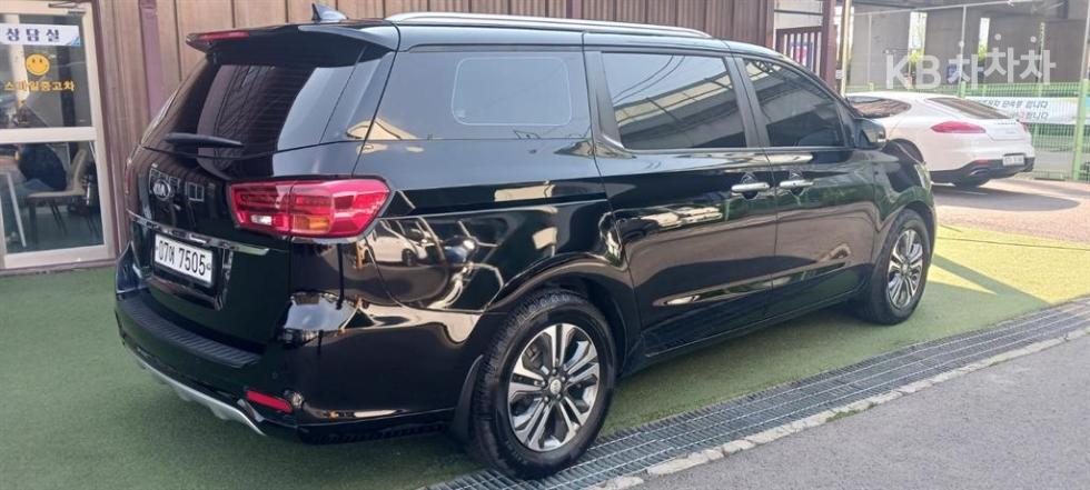 Kia Carnival — miniaturë 4