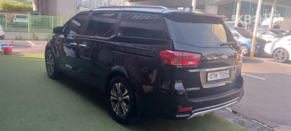 Kia Carnival — miniaturë 5