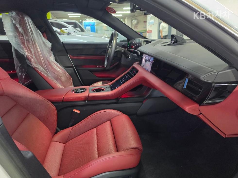 Porsche Taycan — miniaturë 18