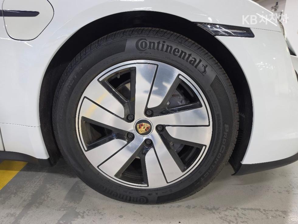 Porsche Taycan — miniaturë 25