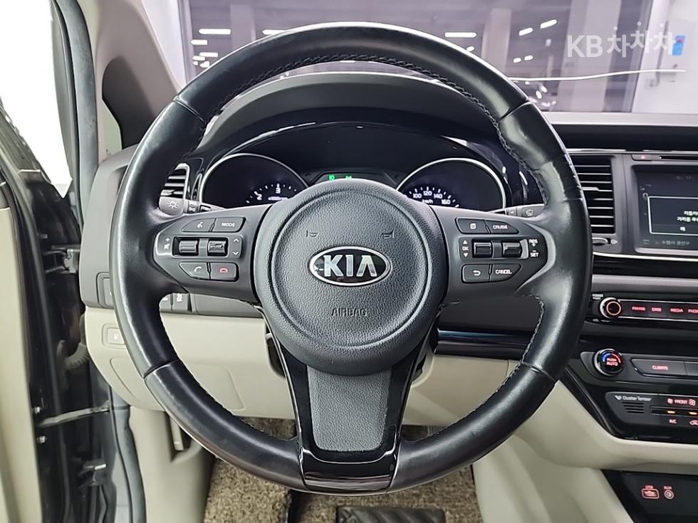 Kia Carnival — miniaturë 9