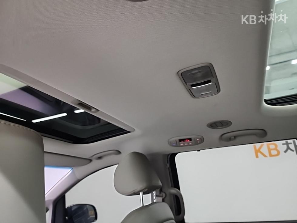 Kia Carnival — miniaturë 16