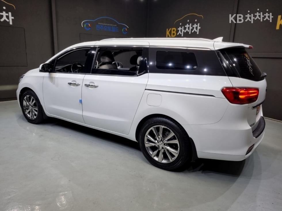 Kia Carnival — miniaturë 4