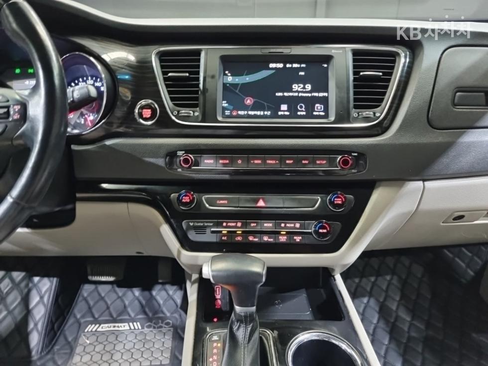 Kia Carnival — miniaturë 10