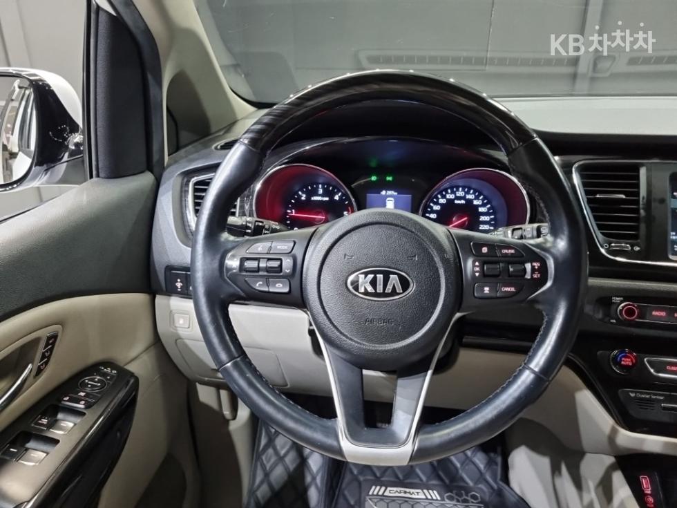 Kia Carnival — miniaturë 11