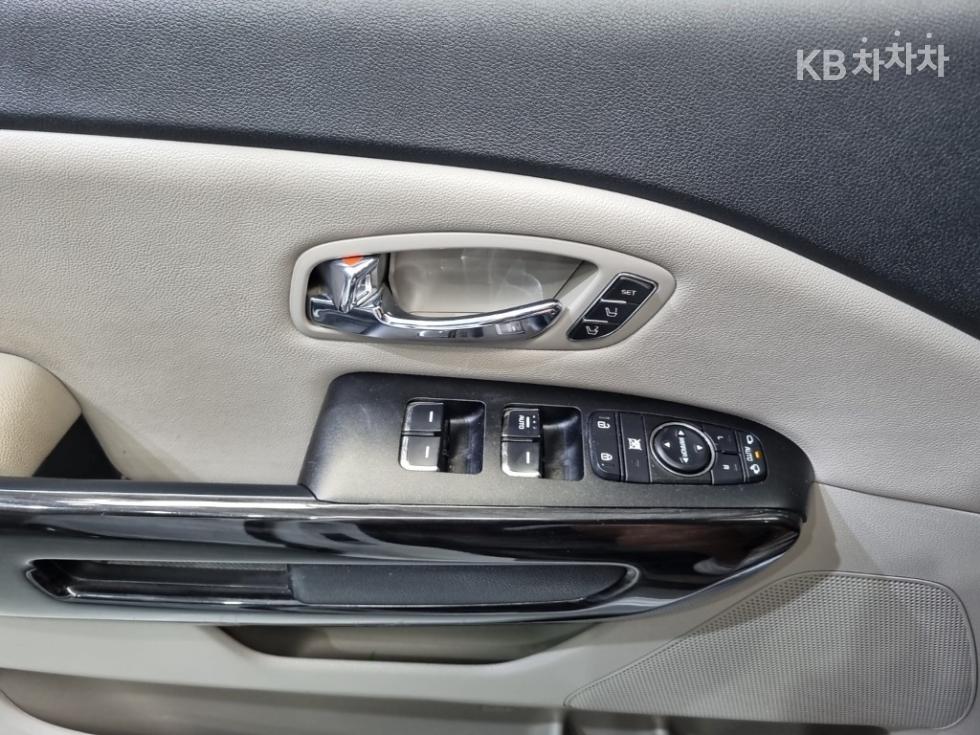 Kia Carnival — miniaturë 18