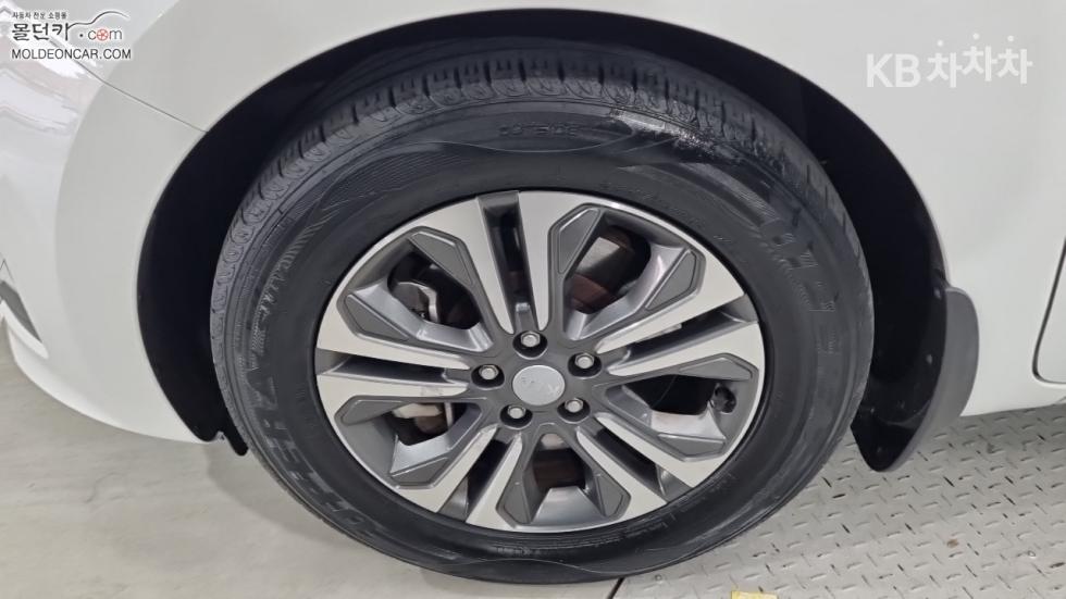 Kia Carnival — miniaturë 6