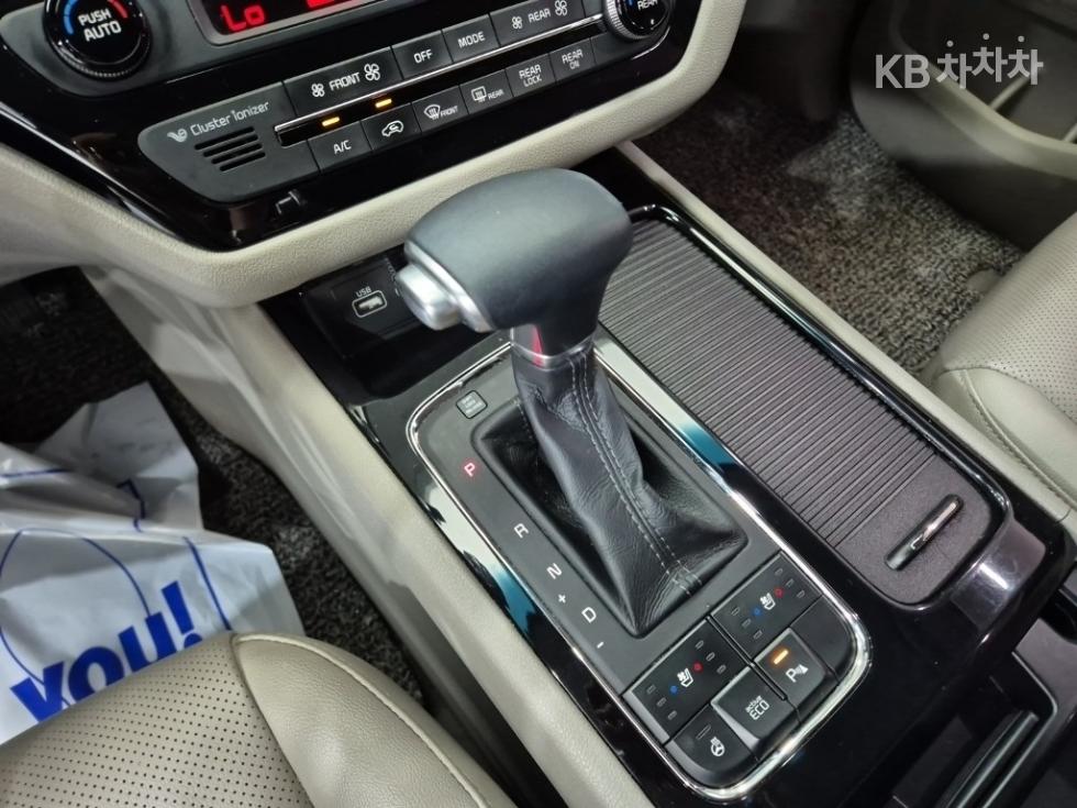 Kia Carnival — miniaturë 7