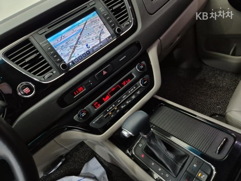 Kia Carnival — miniaturë 9