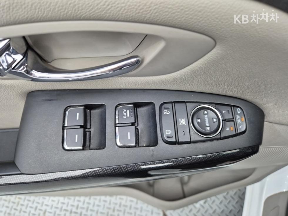 Kia Carnival — miniaturë 17