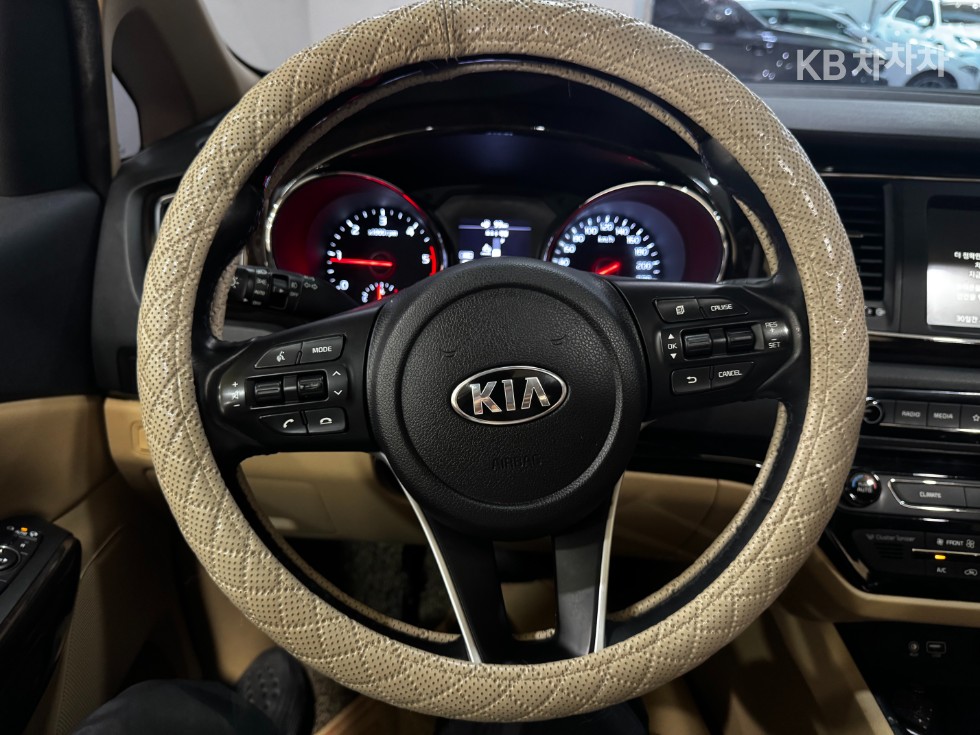 Kia Carnival — miniaturë 12