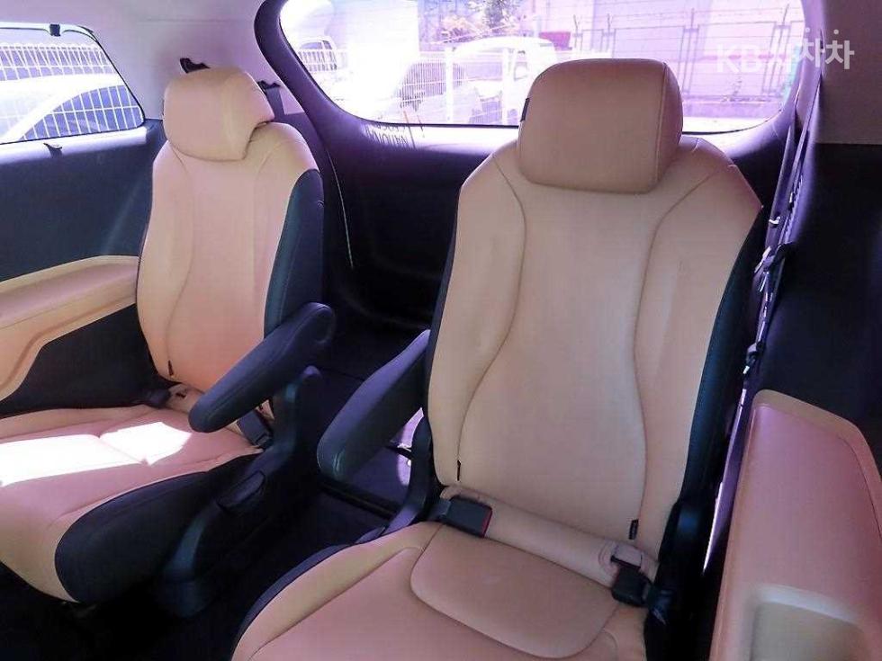 Kia Carnival — miniaturë 7