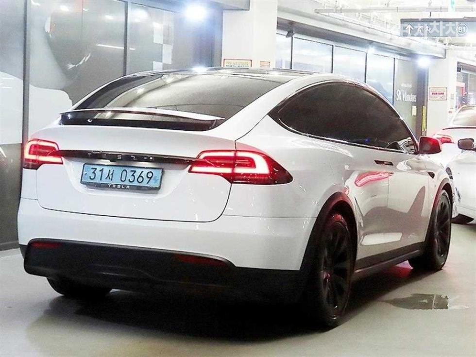Tesla Model X — miniaturë 4