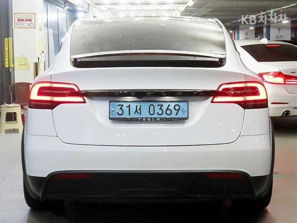 Tesla Model X — miniaturë 5
