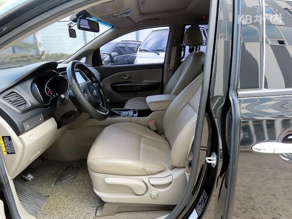 Kia Carnival — miniaturë 5