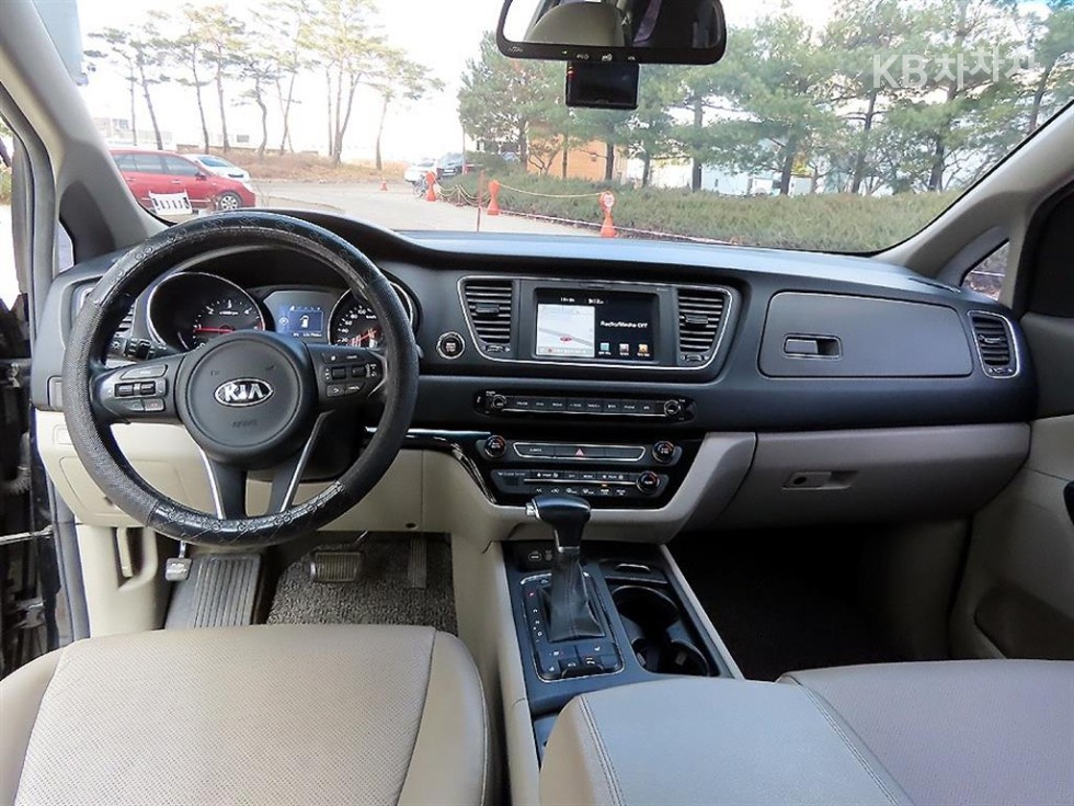 Kia Carnival — miniaturë 8