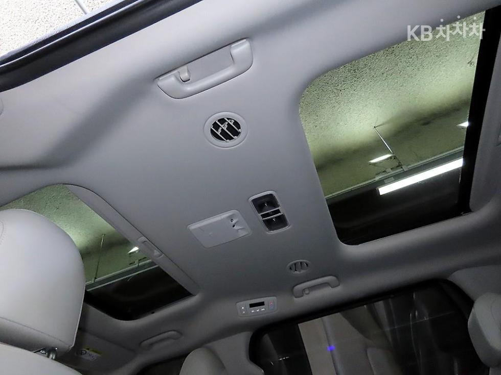 Kia Carnival — miniaturë 15